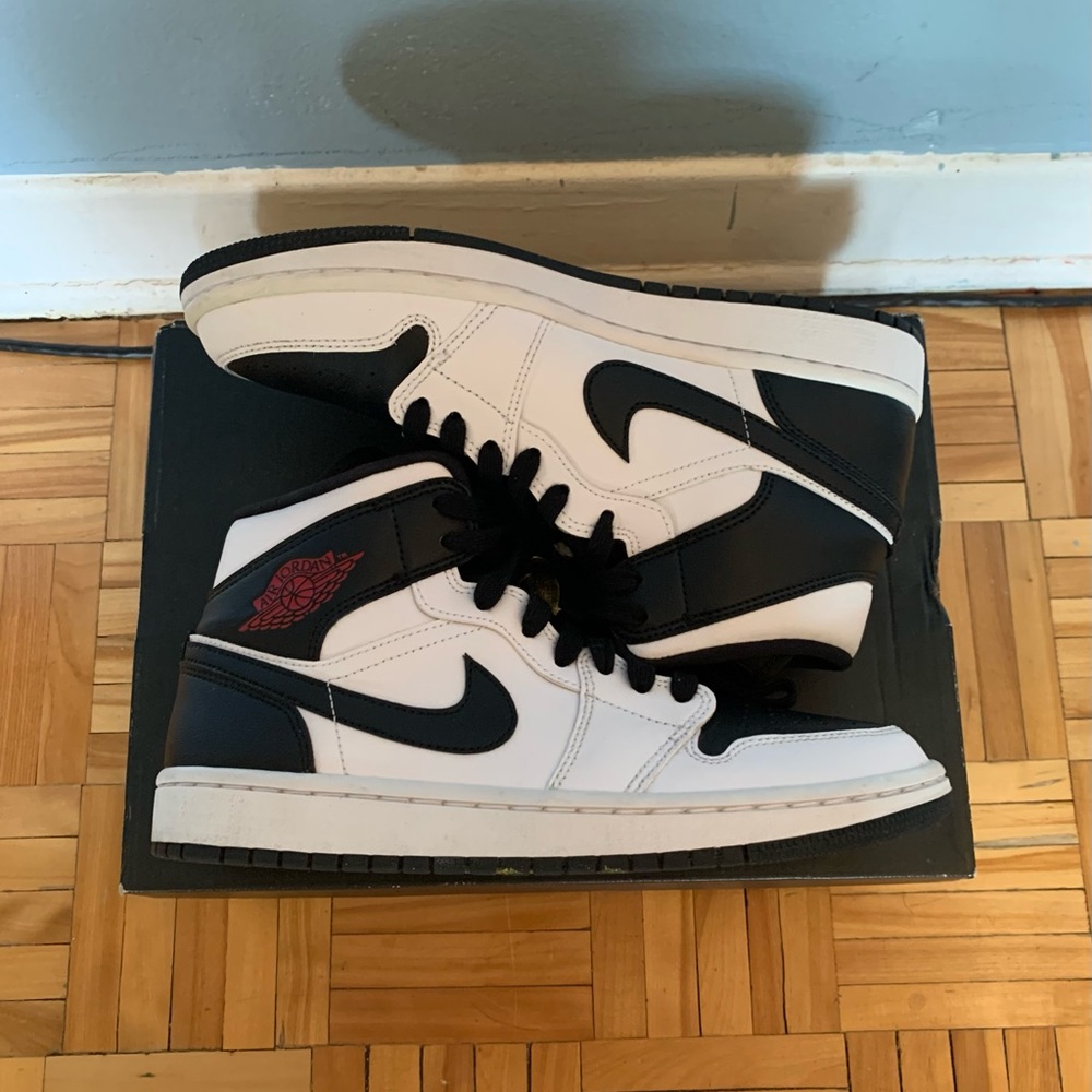 2019 Wmns Air Jordan 1 Mid 'White Black'